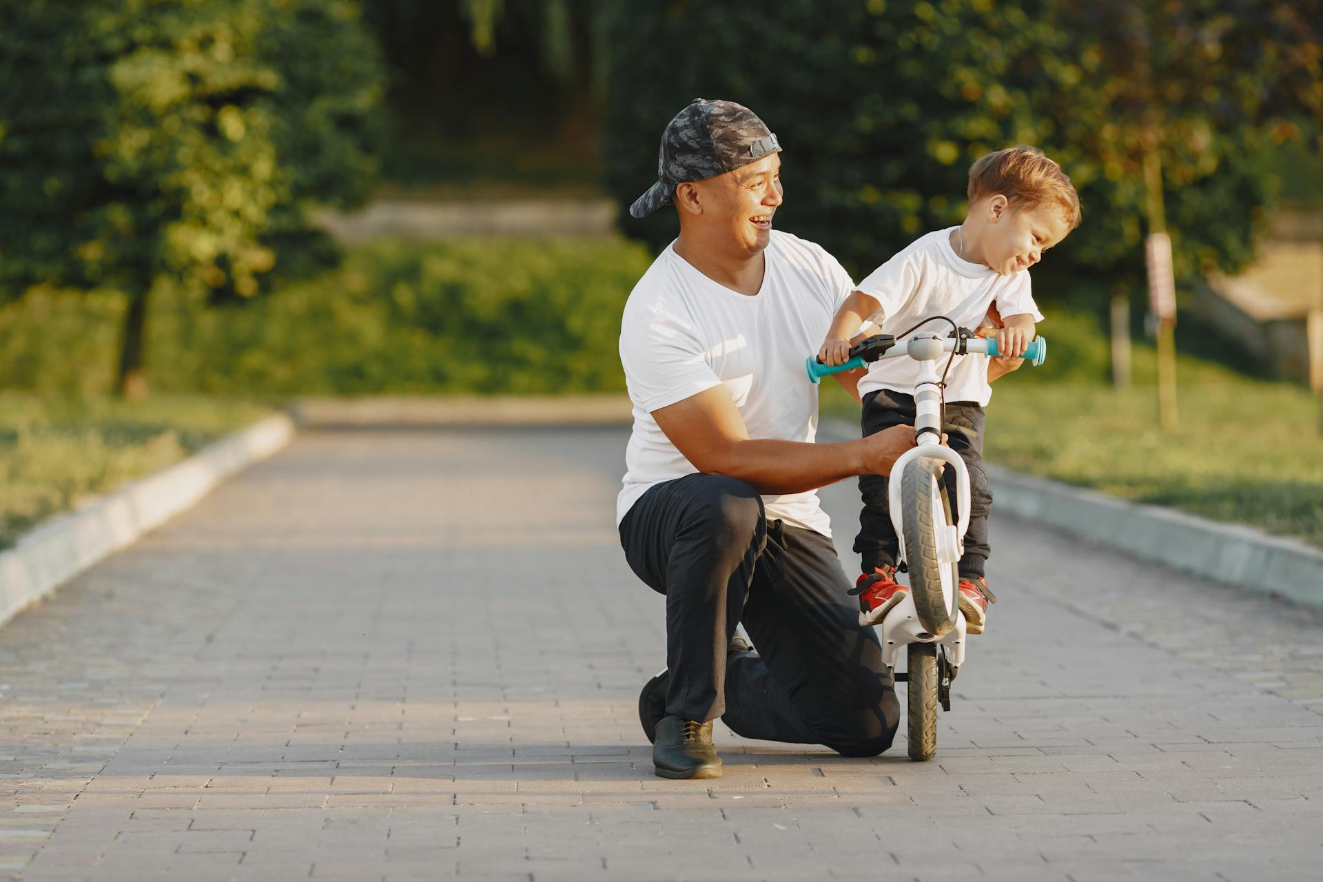 A man teaching a little boy to ride a bike | Source: Pexels