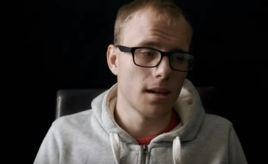 Alex Skell | Foto: YouTube/ BBC Three Alex Skell | Foto: YouTube/ BBC Three