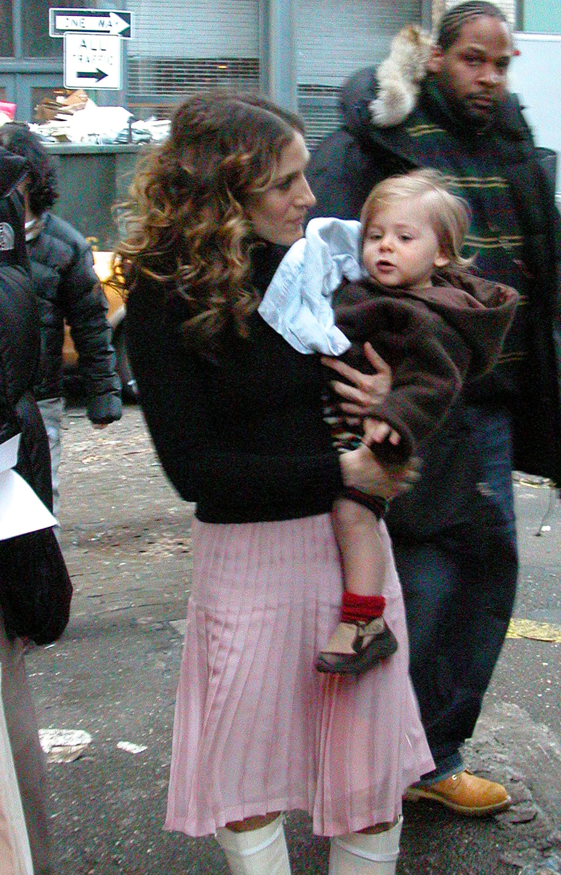 Sarah Jessica Parker returns to her trailer with her son James Broderick after filming a scene for "Sex And The City" on February 2, 2004, in downtown New York City | Source: Getty Images