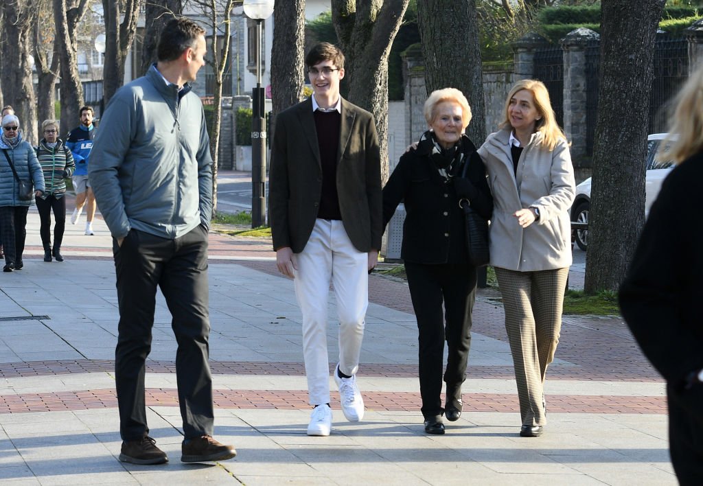 Iñaki Urdangarín, Pablo Urdangarin y Borbón, Claire Liebaert Courtain y la Princesa Cristina de España se ven en Vitoria el día de Navidad del 25 de diciembre de 2019. | Foto: Getty Images.