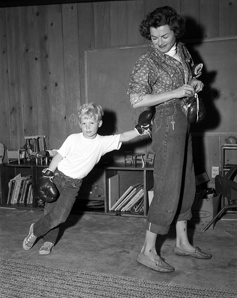 Barbara Hale is seen playing with her son Katt at home on June 2, 1957 | Photo: Getty Images
