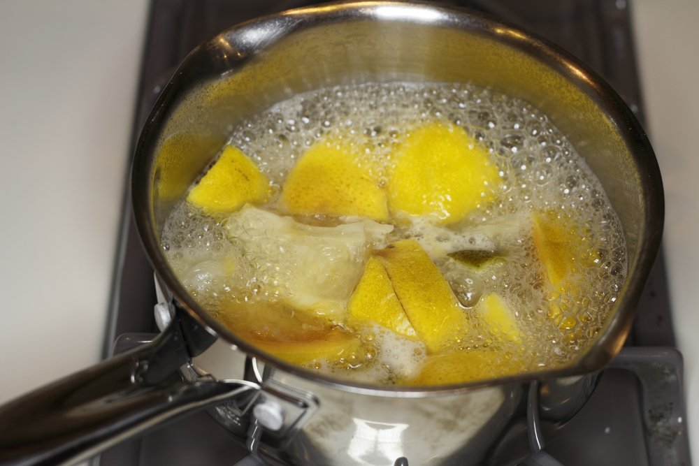 A pot of boiling lemons. | Photo: Shutterstock