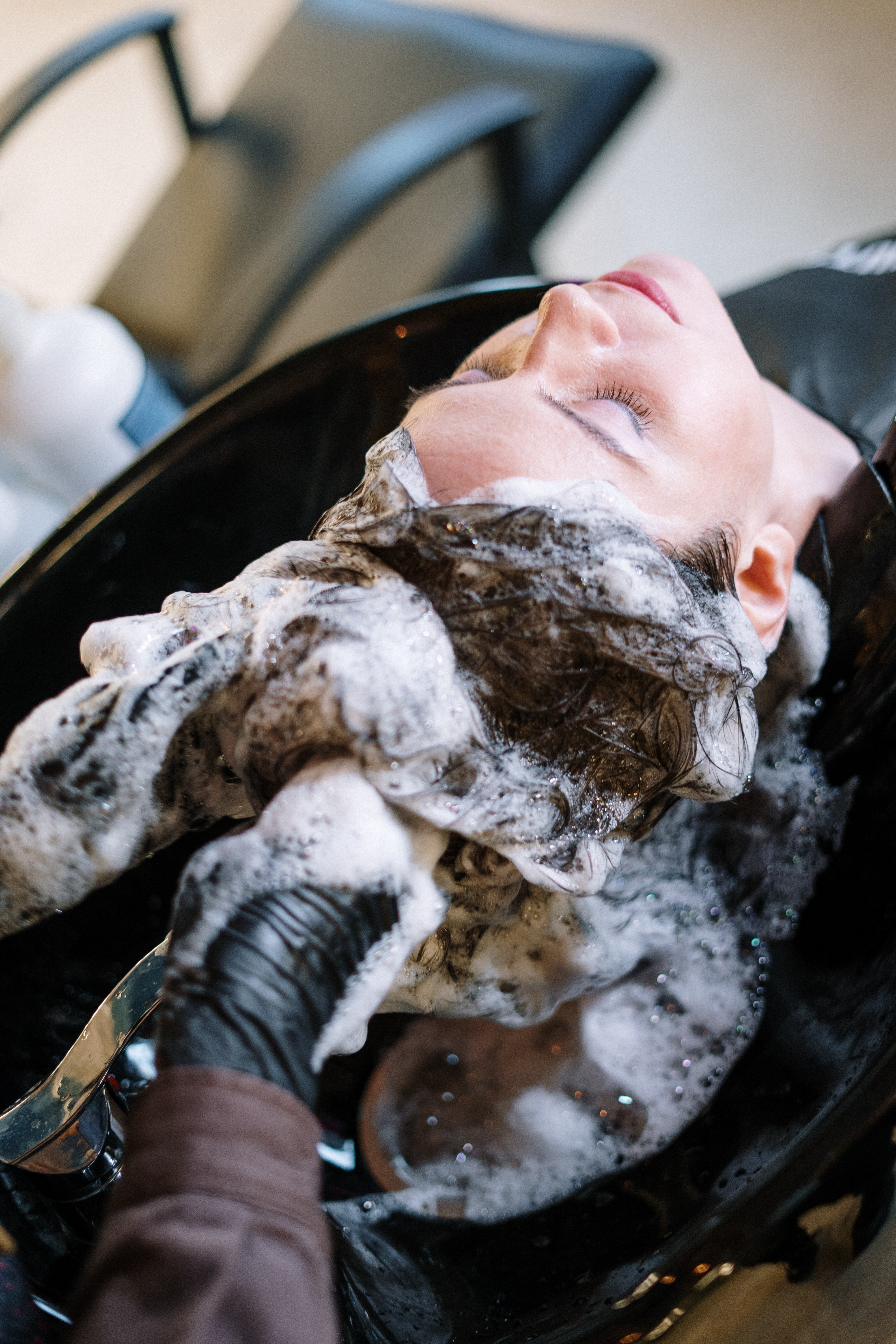 Une femme qui se lave les cheveux. | Photo : Pexels