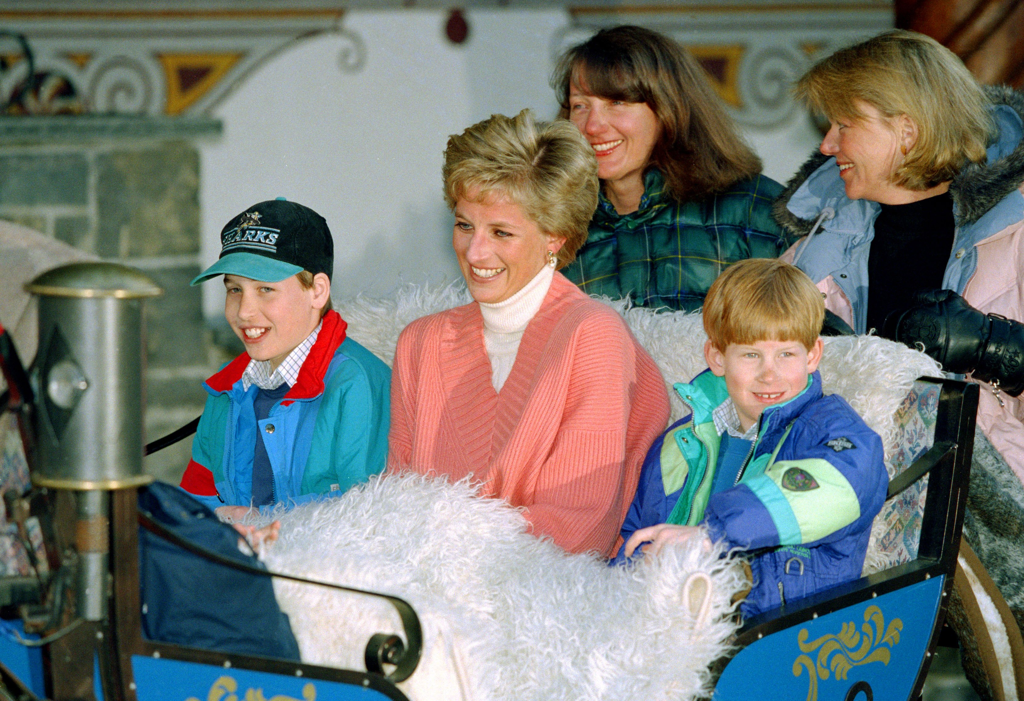 Prince William, Princess Diana, and Prince Harry in Lech, Austria during their annual ski holiday on March 27, 1994. | Source: Getty Images