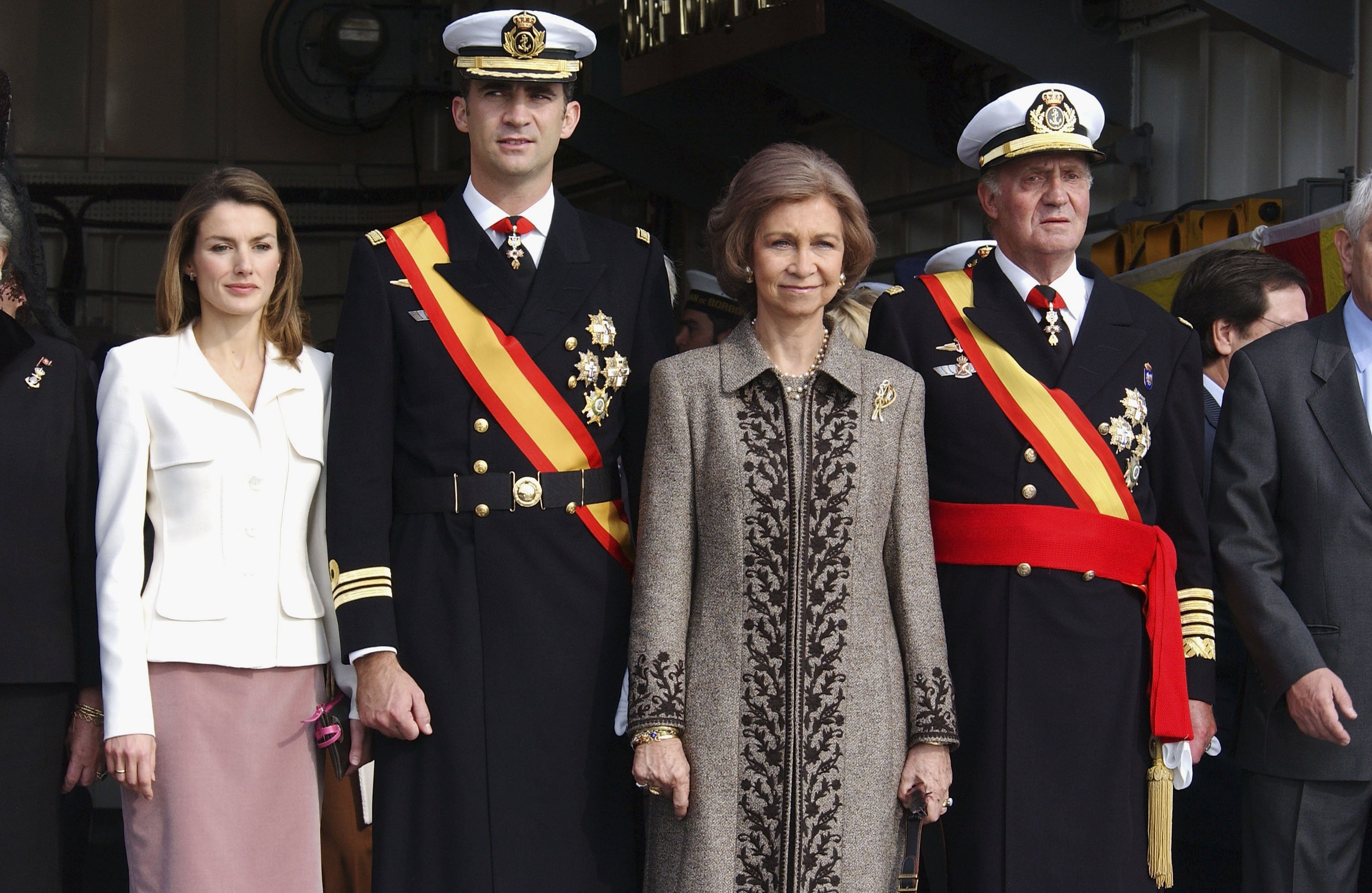 Princess Letizia, Crown Prince Felipe, Queen Sofia and King Juan Carlos attending the presentation of the Combat Flag to the Juan de Borbon Military Navy in Barcelona Harbour on November 7, 2004 in Barcelona, Spain. / Source: Getty Images