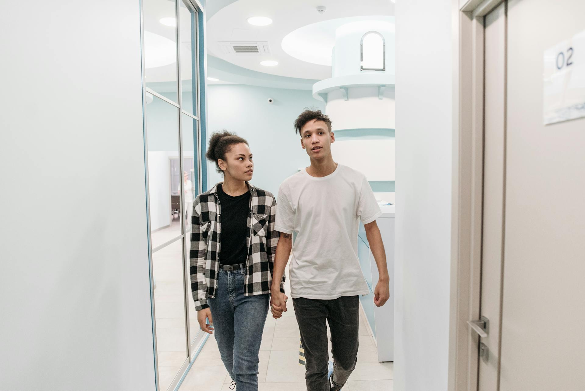 Couple arriving the hospital | Source: Pexels