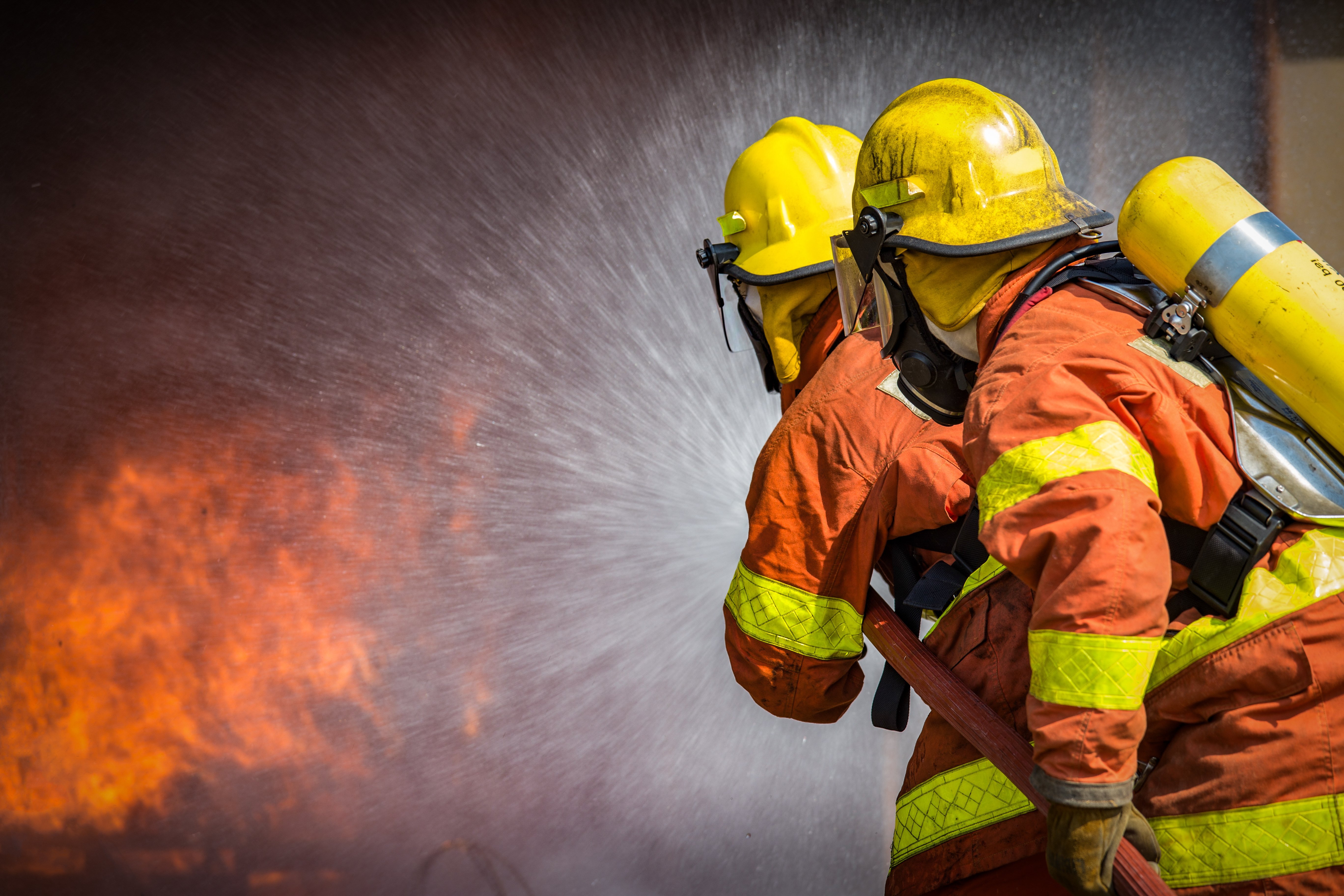 Deux pompiers en train d'éteindre un feu | photo : shutterstock