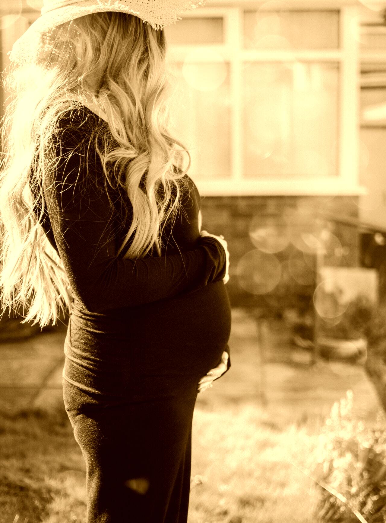 Sie hat sich in der Vergangenheit dazu entschieden, ihm die Schwangerschaft zu verschweigen. | Quelle: Pexels