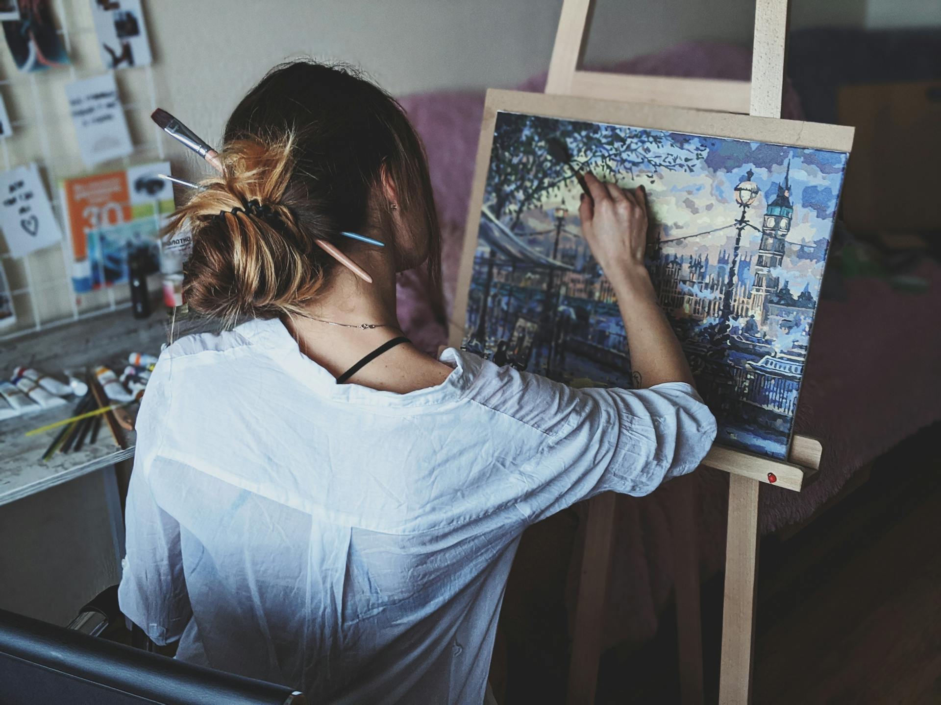 A woman making a painting | Source: Pexels