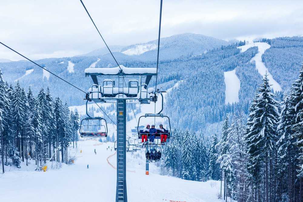 Esquiadores en una telesilla en una estación de esquí. | Foto: Shutterstock
