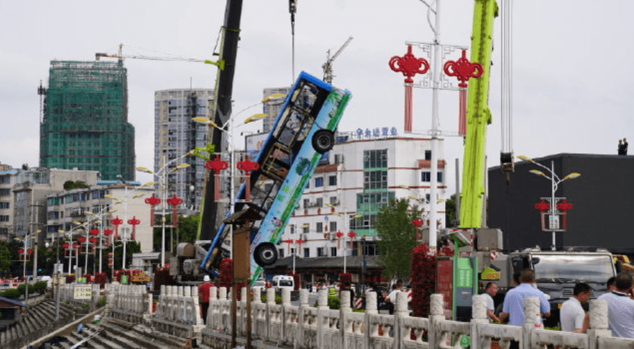 Le bus accidenté sur le pont d'autoroute dans la province chinoise de Guizhou. | Photo : Twitter/People's Daily China