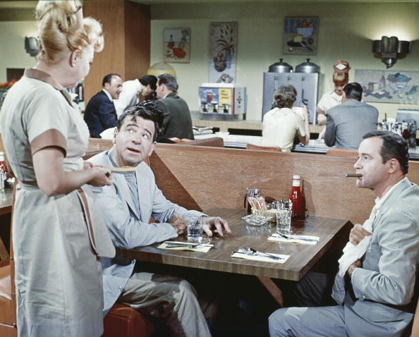 Una camarera presta su servicio en la mesa de los clientes en un restaurante. | Foto: Getty Images Una camarera presta su servicio en la mesa de los clientes en un restaurante. | Foto: Getty Images