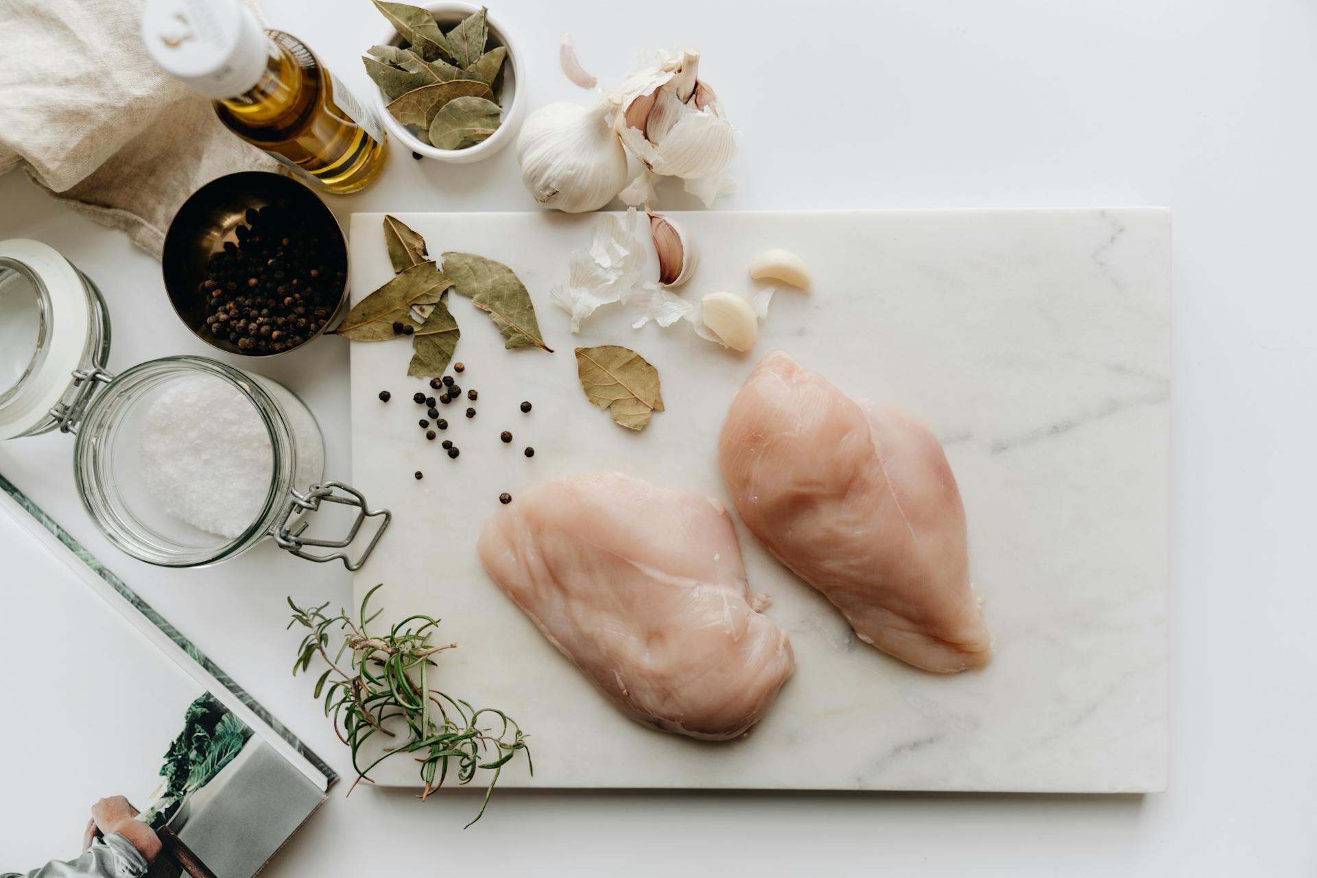 Chicken on a cutting board | Source: Pexels