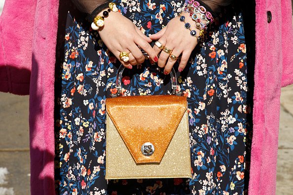 Greivy porte une robe bleue avec un motif multicolore à New York. |Photo : Getty Images