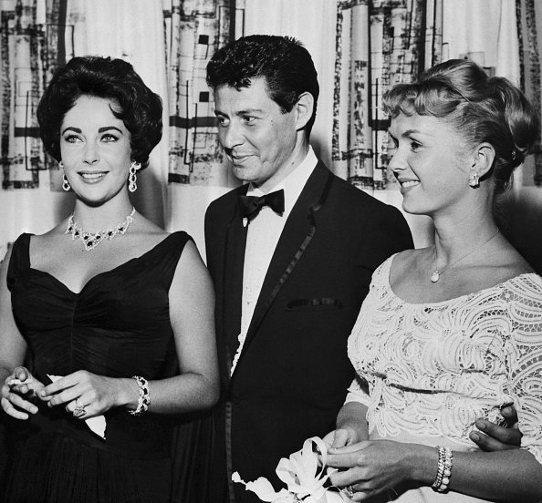 Eddie Fisher, Debbie Reynolds y Elizabeth Taylor en el Hotel Tropicana. | Foto: Getty Images