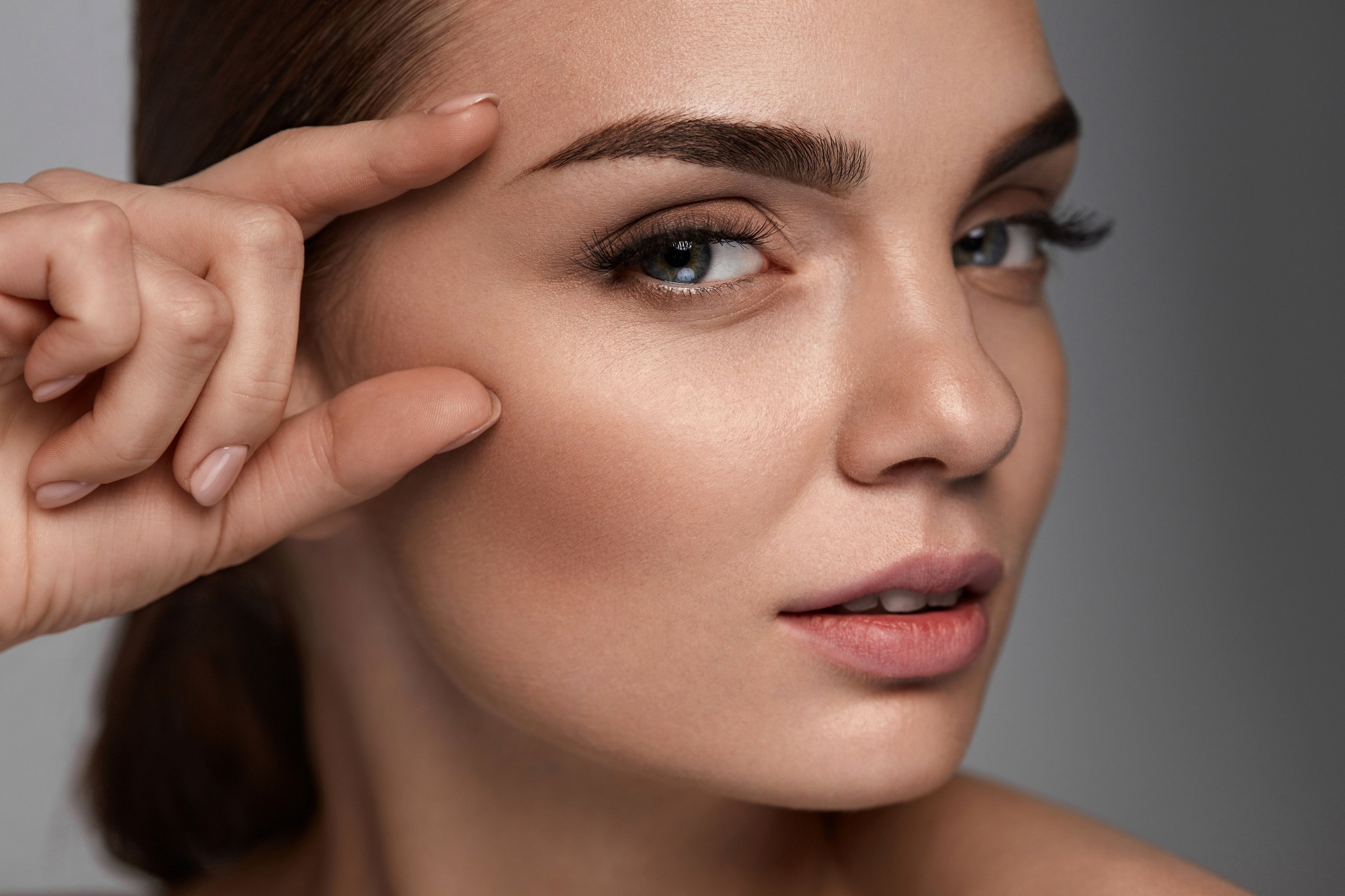 Joven mujer con cejas perfectas. | Foto: Shutterstock