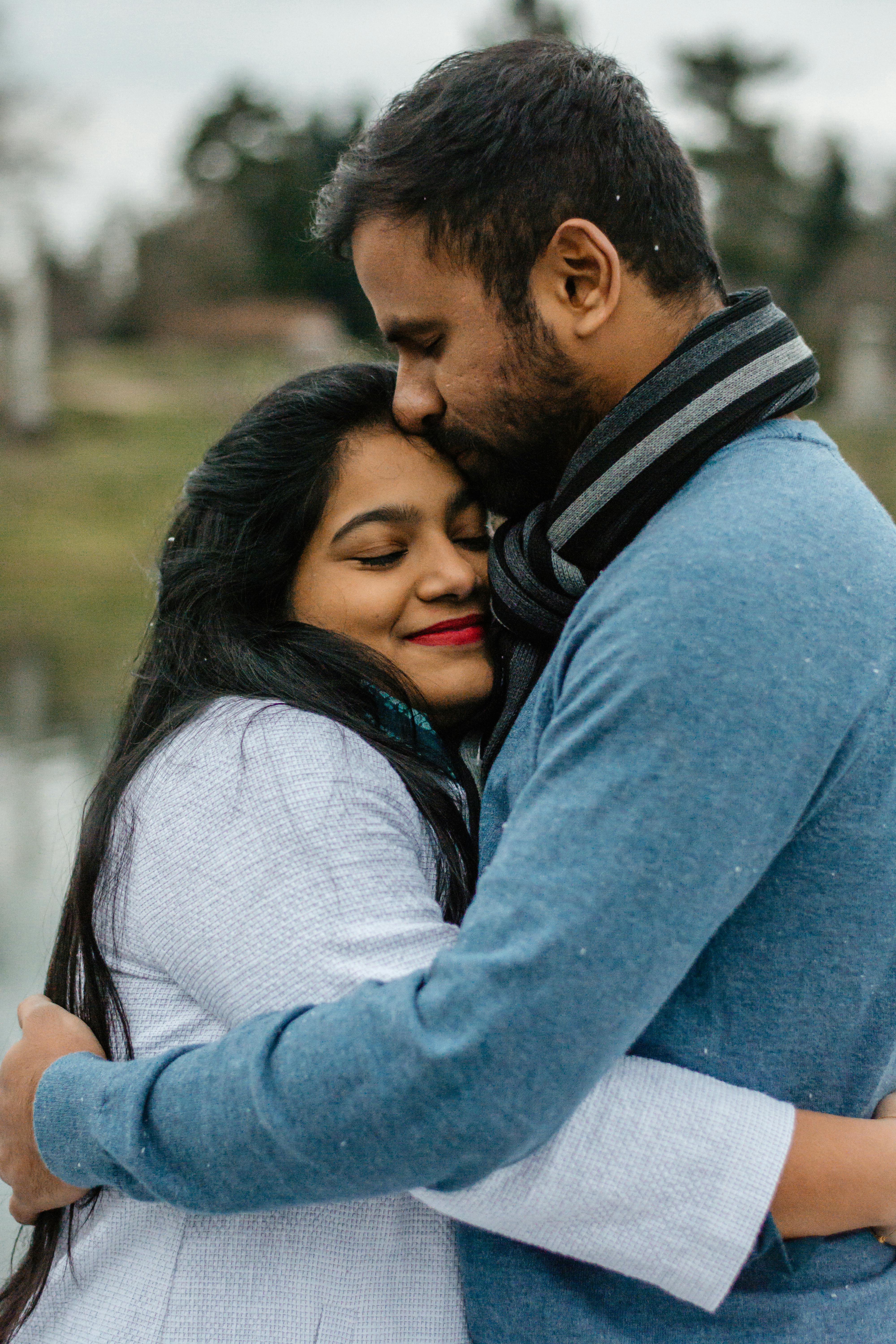 A couple lovingly embracing | Source: Pexels