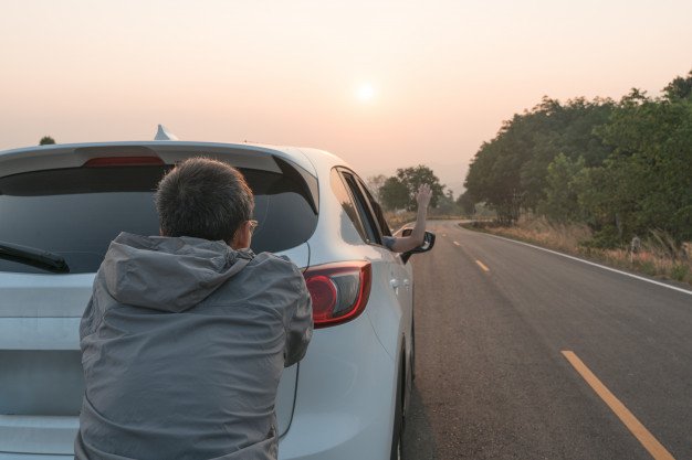 Man pushing a car. | Photo: Freepik