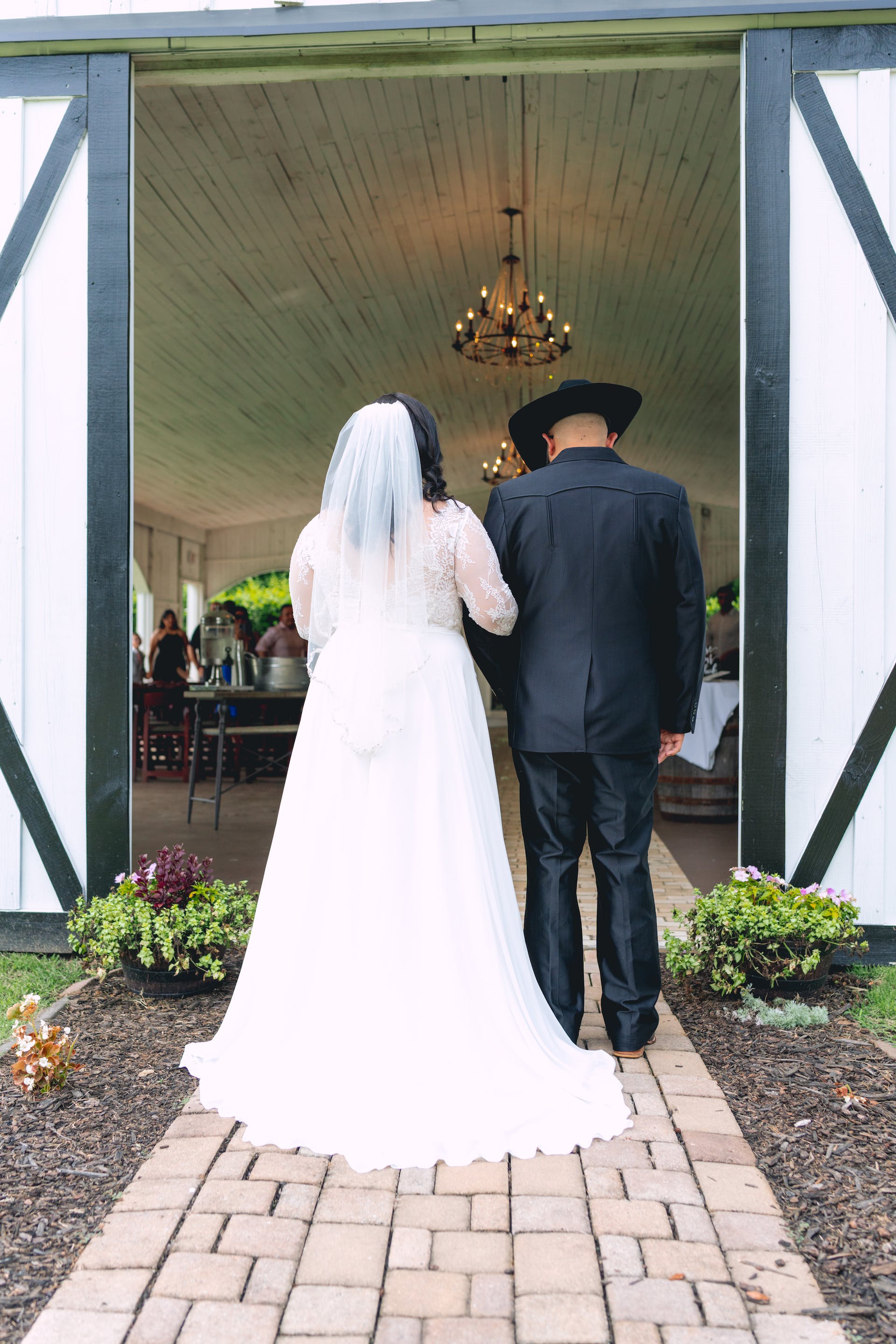 A bride walking down the aisle with a man | Source: Pexels