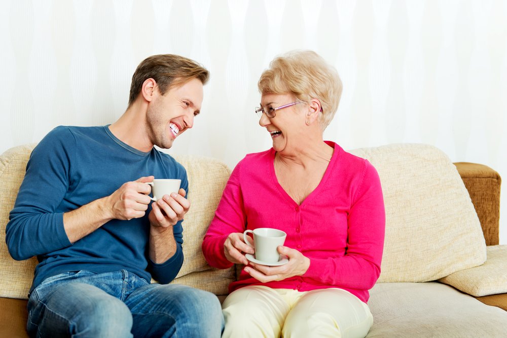 Madre e hijo tomando té en el sofá. | Foto: Shutterstock Madre e hijo tomando té en el sofá. | Foto: Shutterstock