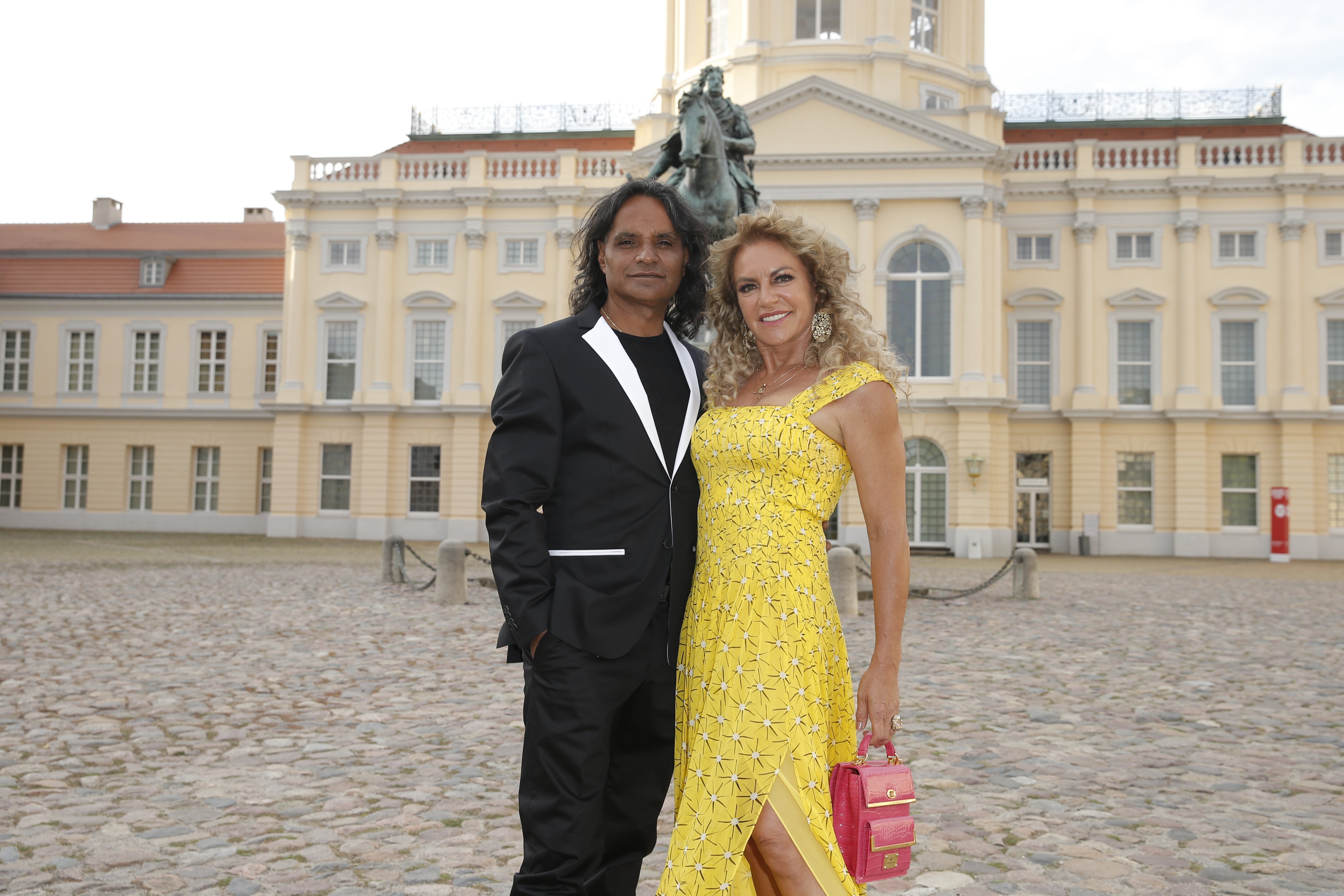 Christine Neubauer und Jose Campos beim Presseball Berlin-Sommergala 2019 in der Großen Orangerie im Schloss Charlottenburg. | Quelle: Getty Images