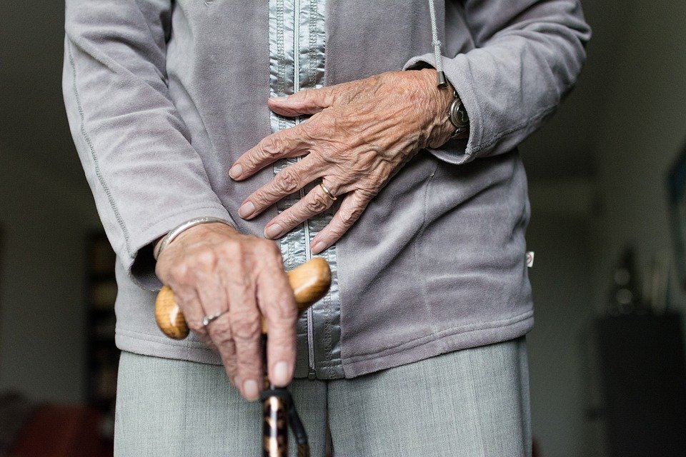 Anciana con bastón.| Imagen: Pixabay