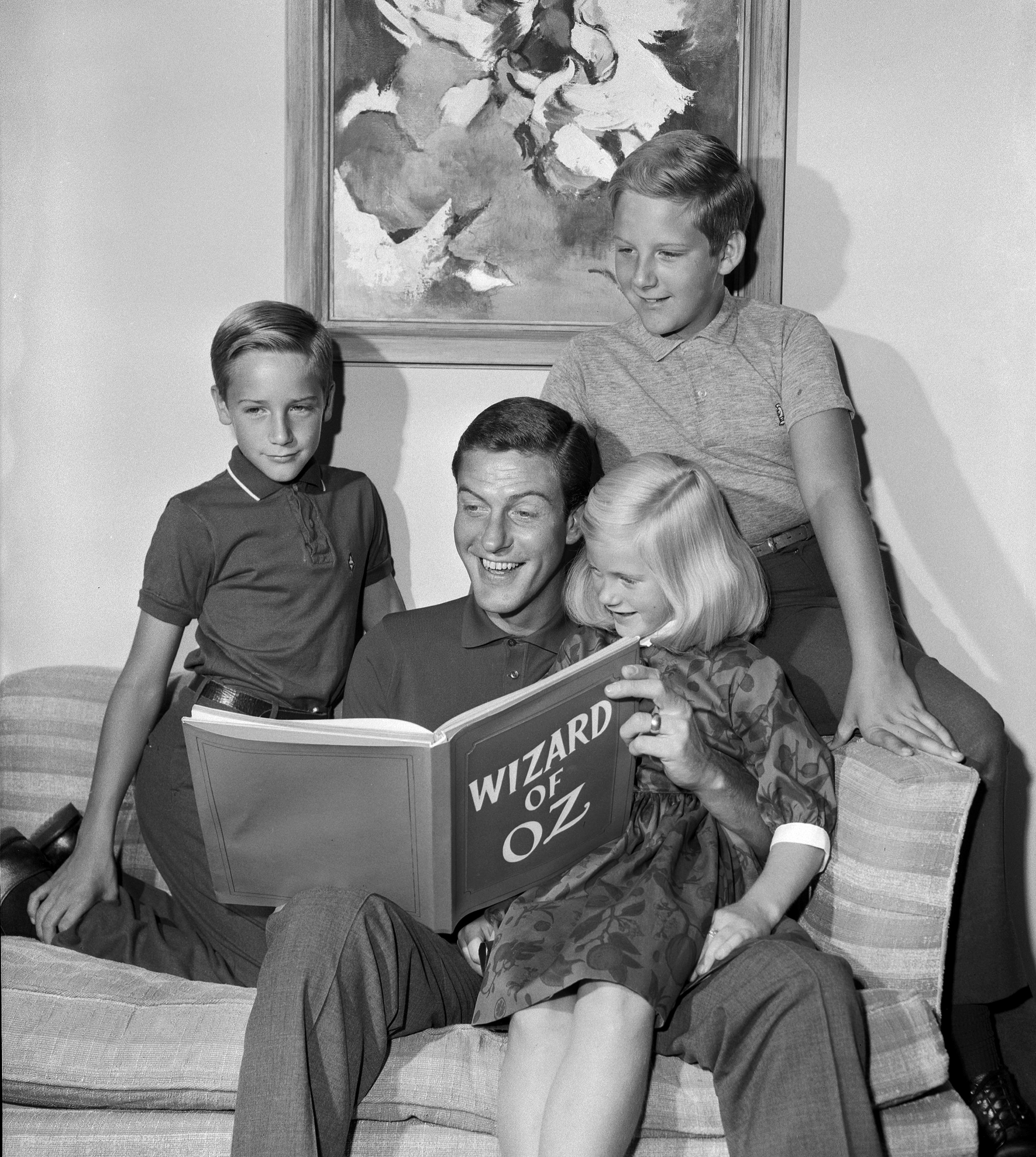 Dick Van Dyke with his children, (clockwise from top) Chris, Stacey and Barry doing 'lead-ins' for the special broadcast of THE WIZARD OF OZ. Image dated October 14, 1961. | Source: Getty Images