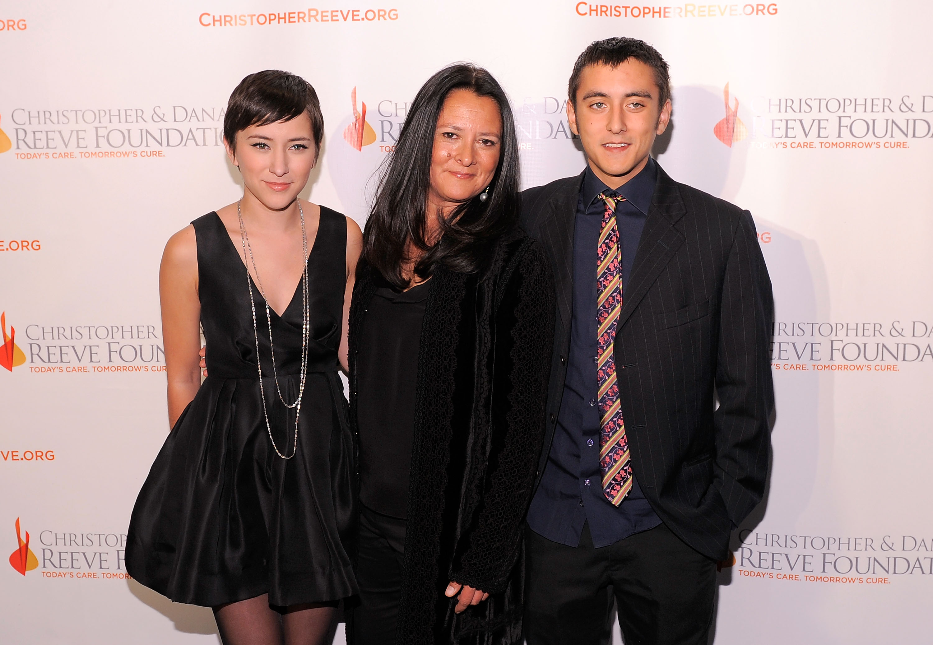 Zelda Williams, Marsha Williams and Cody Alan Williams attend the Christopher & Dana Reeve Foundation's A Magical Evening 20th Anniversary Gala at The New York Marriott Marquis on November 17, 2010 in New York City | Source: Getty Images