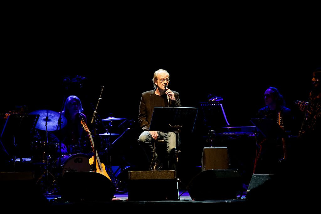 Luis Eduardo Aute en concierto en el Teatro Circo Price el 29 de enero de 2016, en Madrid. | Foto: Getty Images
