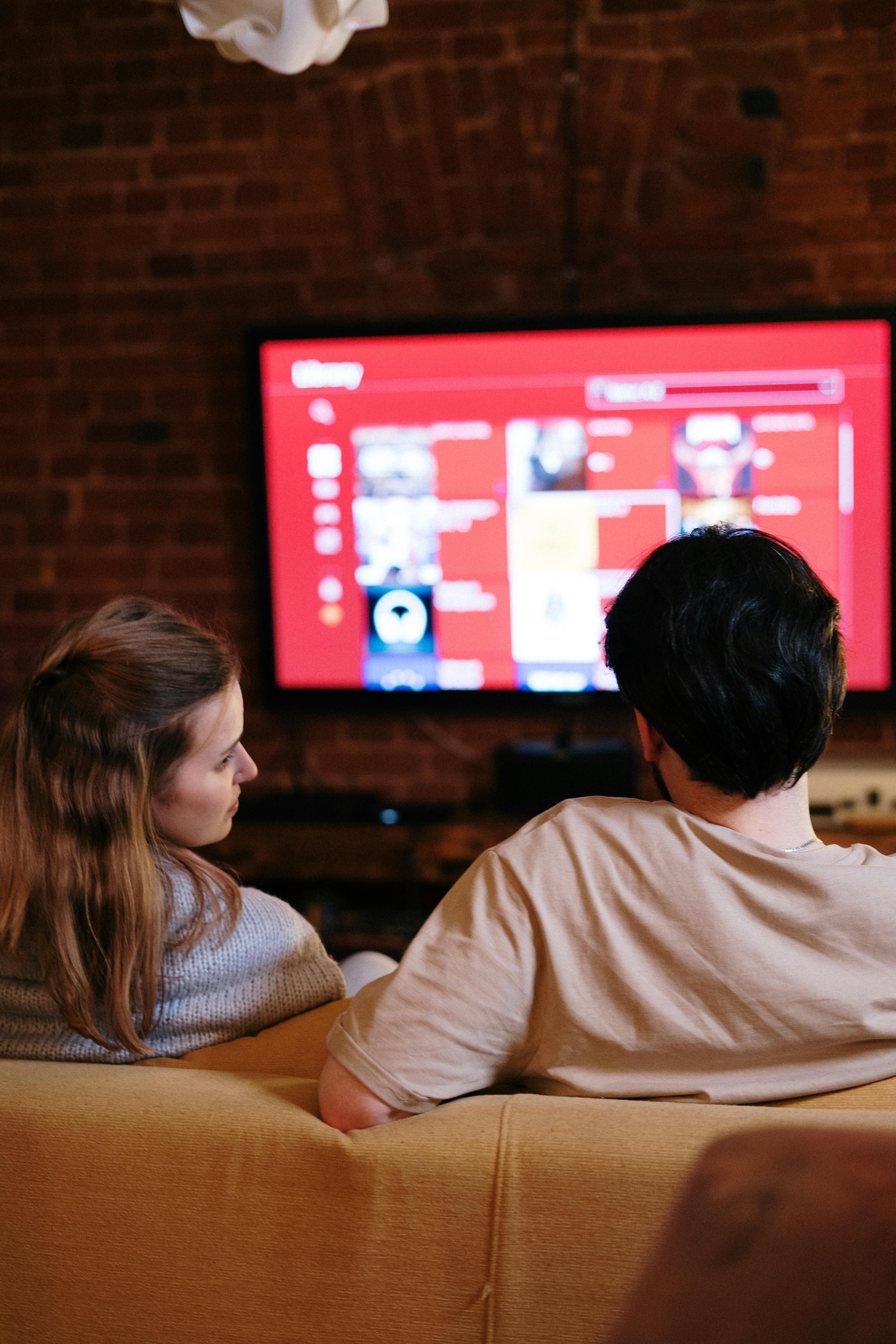 A couple watching on a television | Source: Pexels