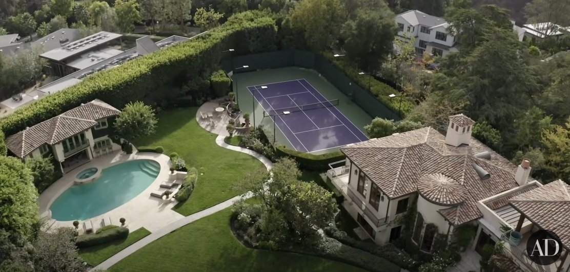 Sugar Ray Leonard and his wife Bernadette Robi's Los Angeles, California home which they gave "Architectural Digest" a tour of on November 11, 2021 | Photo: YouTube/Architectural Digest