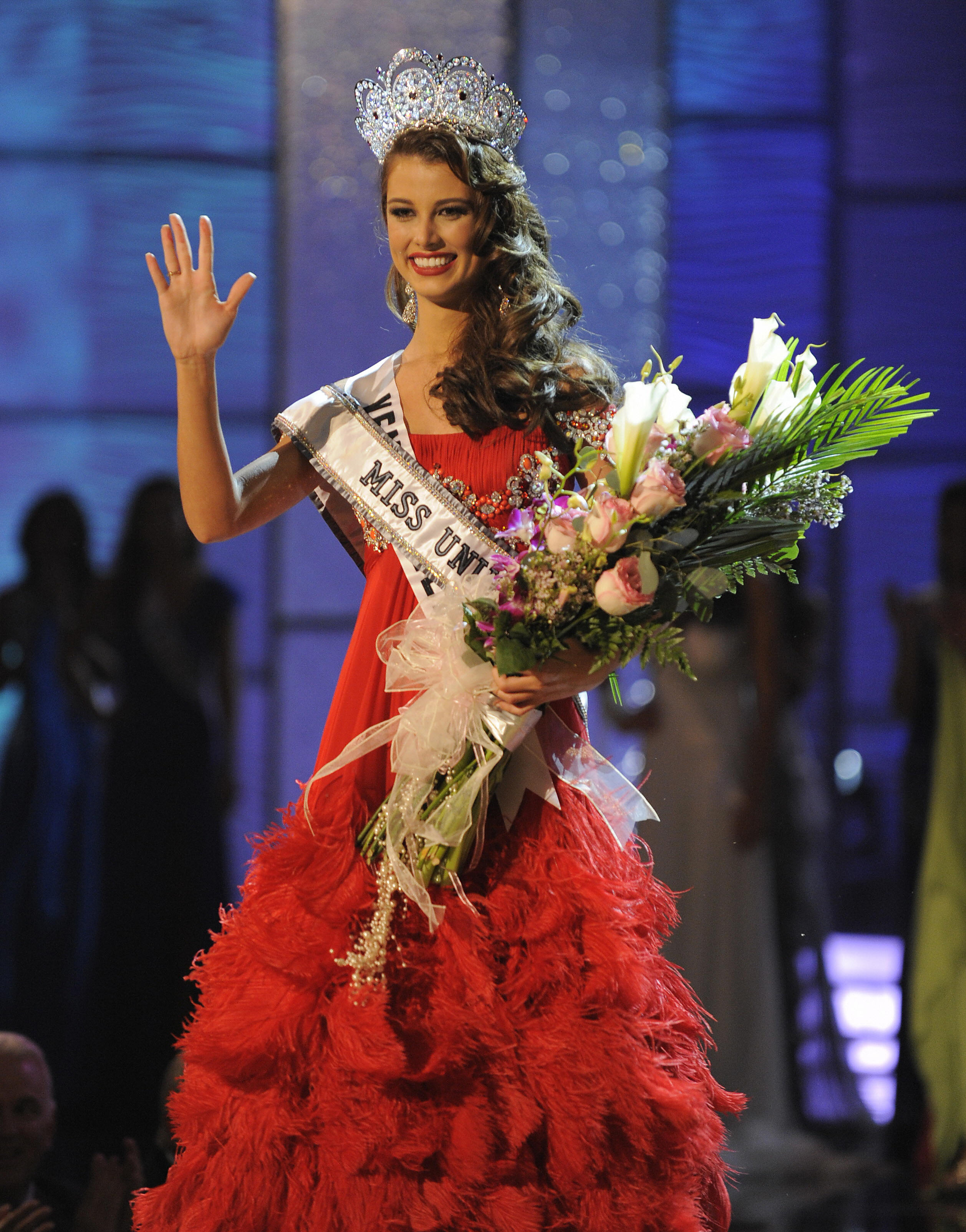 Stefanía Fernández waves after she being crowned at Atlantis, Paradise Island, in the Bahamas | Source: Getty Images