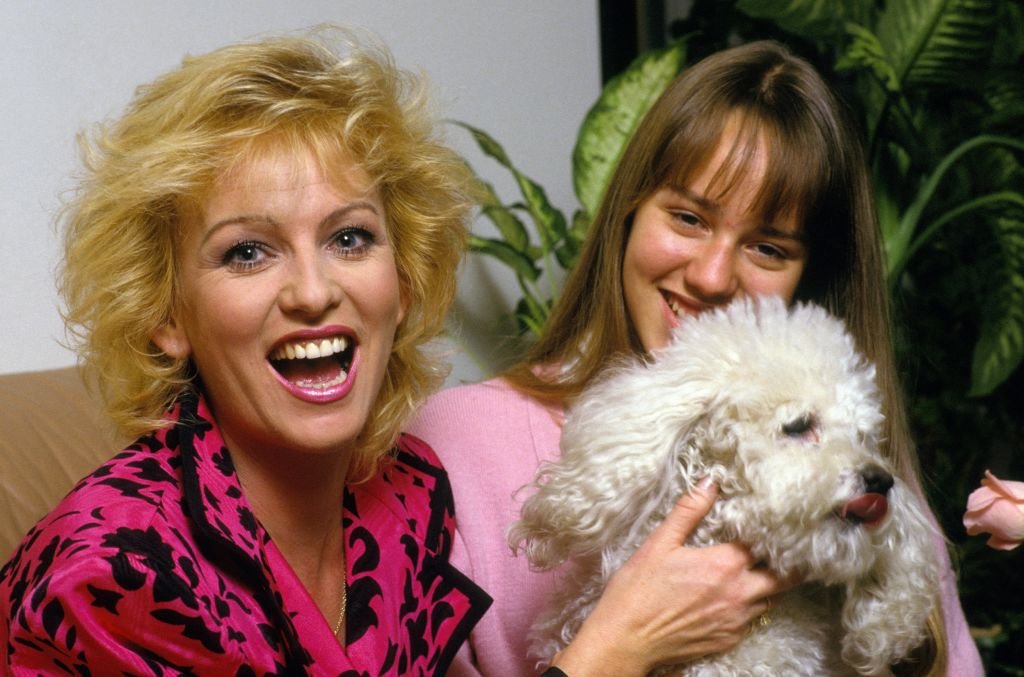 La présentatrice de télévision Evelyne Leclercq avec sa fille Céline le 23 mars 1990 en France. | Photo : Getty Images