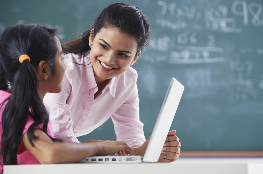 Lehrerin und ihre Schülerin | Quelle: Shutterstock
