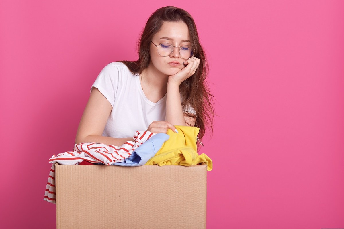 Joven con una caja de ropa vieja. | Foto: Freepik Joven con una caja de ropa vieja. | Foto: Freepik