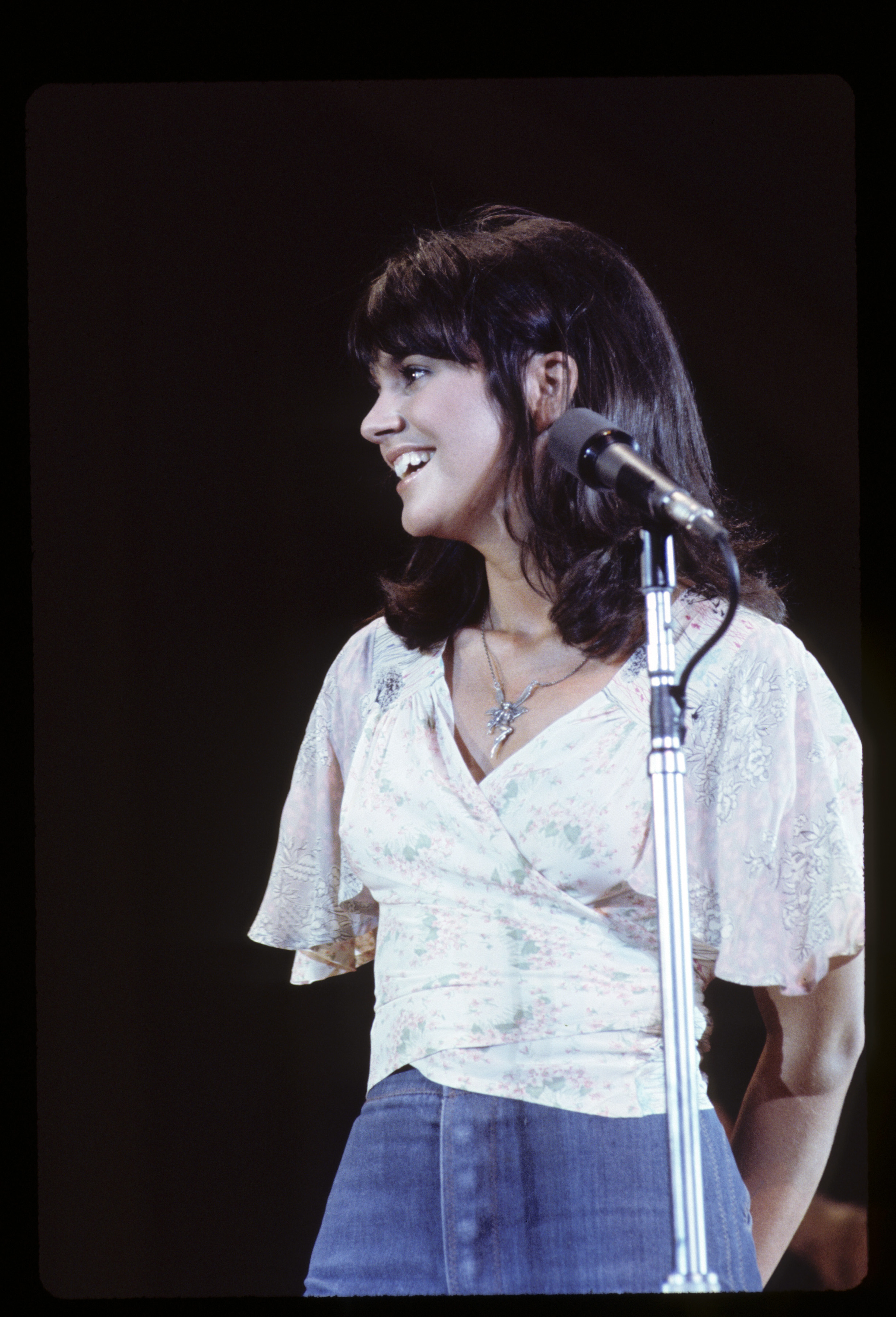 Linda Ronstadt pictured at a concert on October 24, 1973 | Source: Getty Images