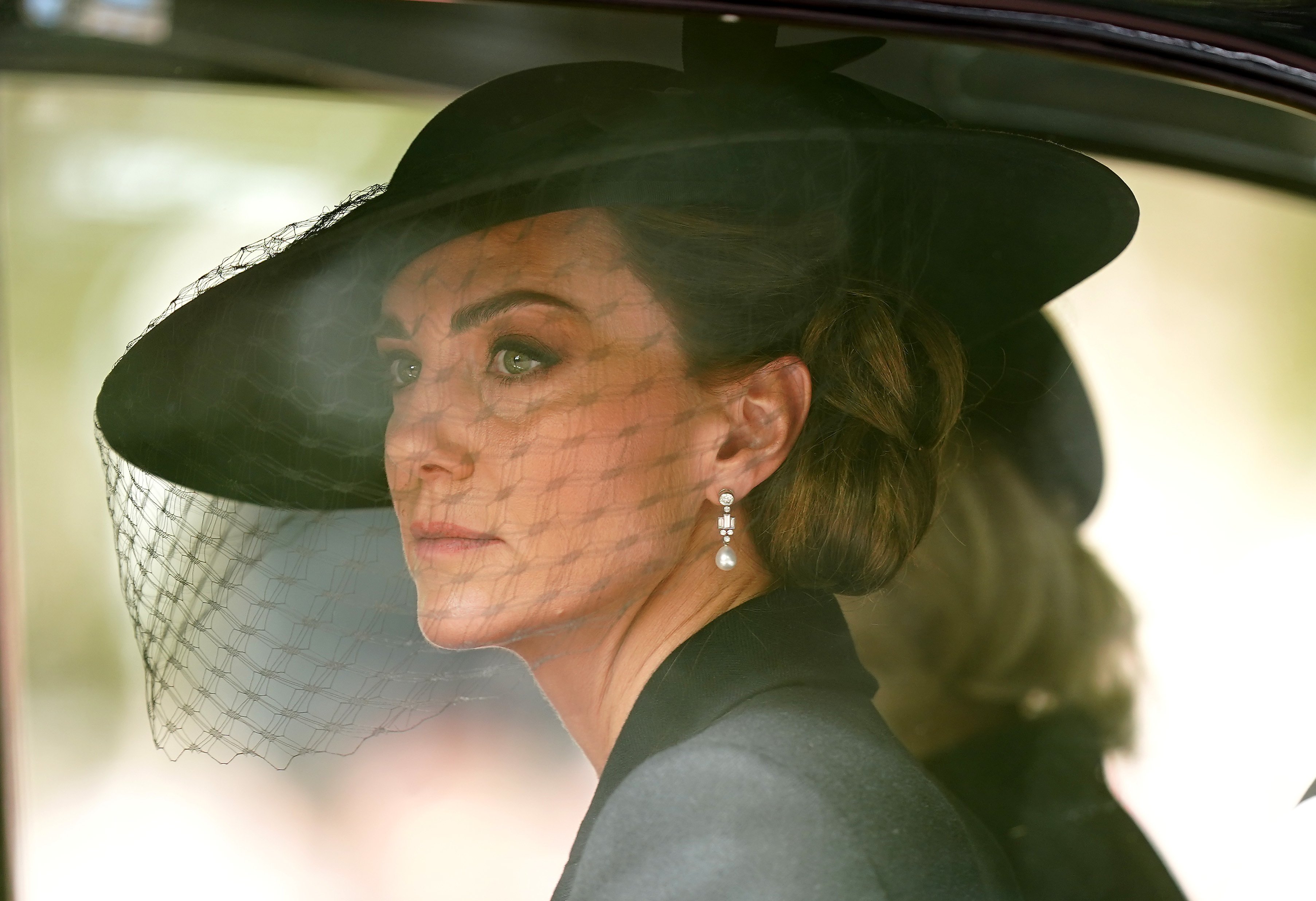 Kate Middleton und Camilla, Königsgemahlin (hinten), folgen der Staatskutsche, die den Sarg von Königin Elizabeth II. trägt, bei der feierlichen Prozession am 19. September 2022 in London, England | Quelle: Getty Images