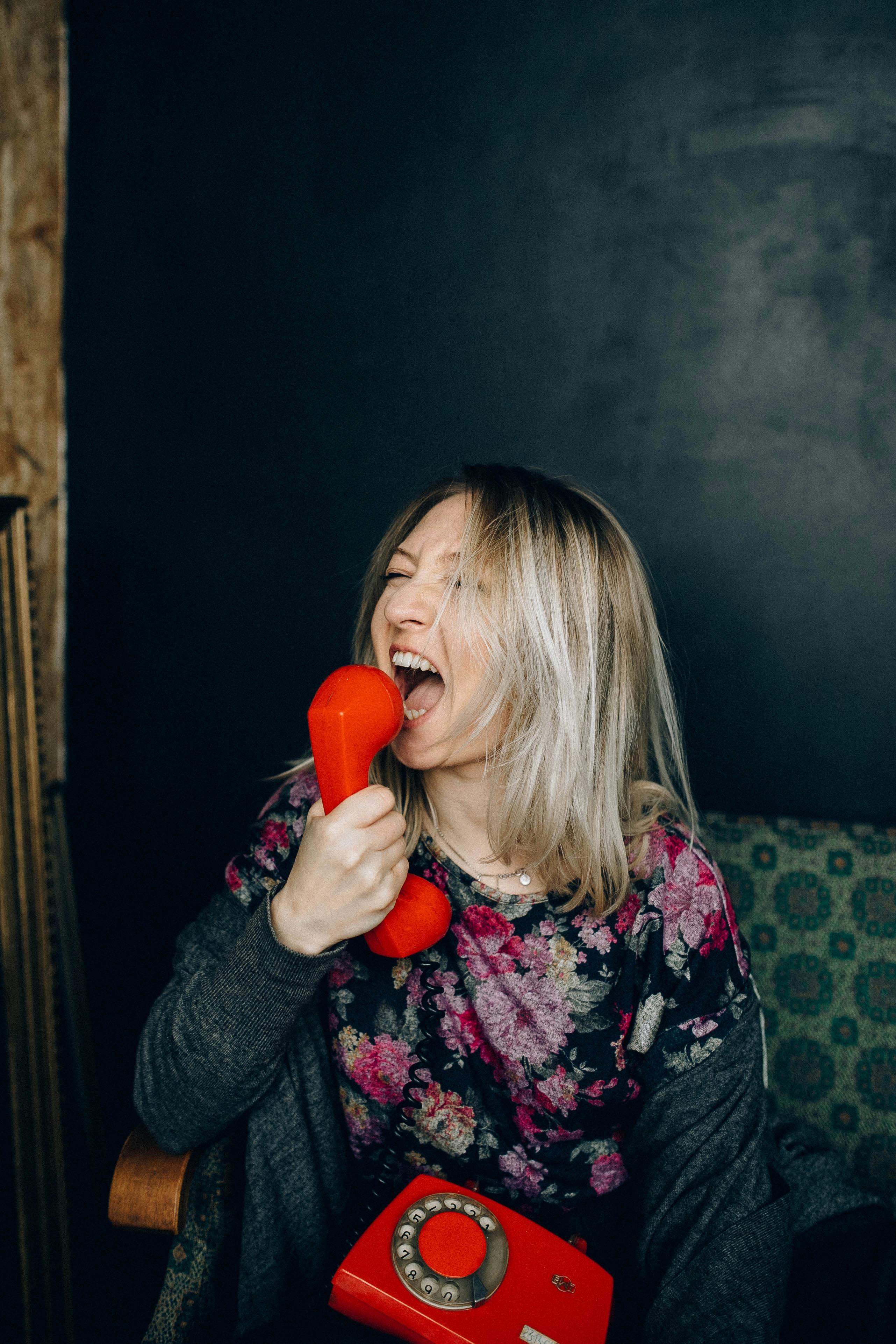 Furious woman yells into her phone | Source: Pexels