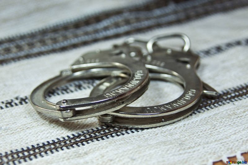 Esposas de arresto-Imagen tomada de Torange Bitz.