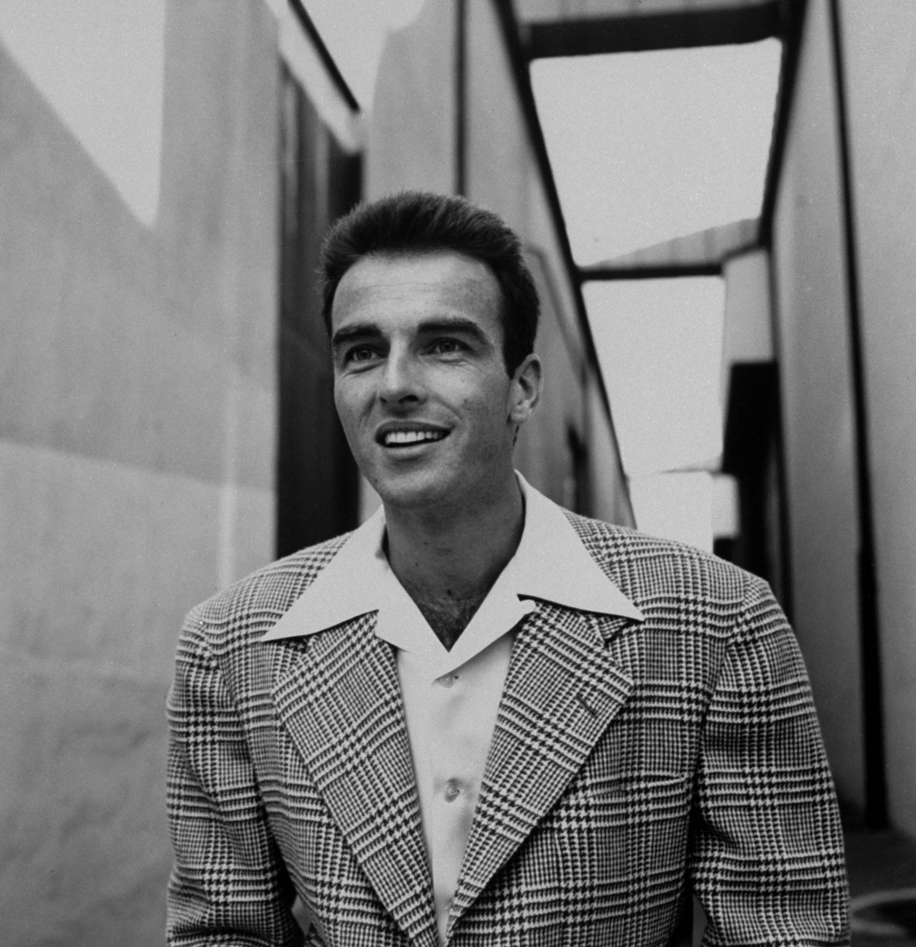 Montgomery Clift stands outside Paramount Studios while filming "A Place in the Sun" on February 1, 1950 | Photo: Getty Images