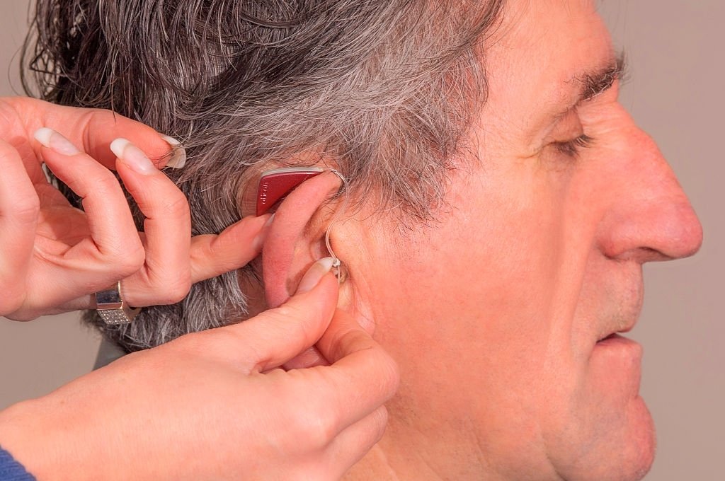 Un homme âgé portant un appareil auditif. | Photo : Getty Images
