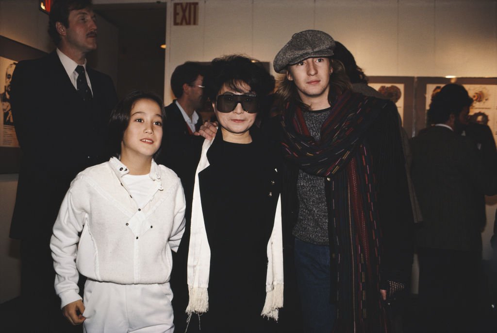 Die japanische Künstlerin und Musikerin Yoko Ono mit ihrem Sohn Sean Lennon (links) und ihrem Stiefsohn Julian Lennon, März 1988. (Foto von Barbara Alper) | Quelle: Getty Images