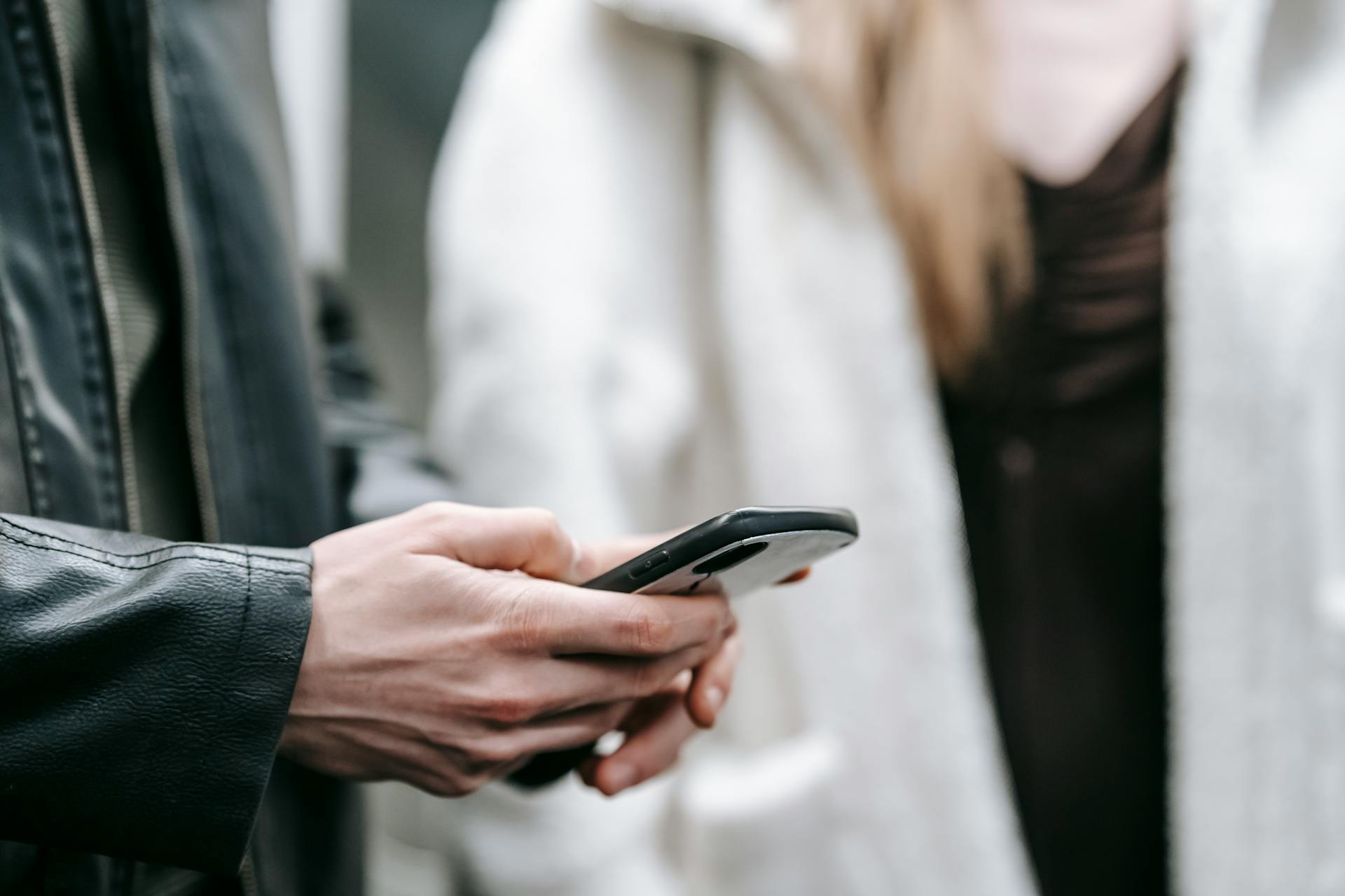 A man holding a smartphone | Source: Pexels