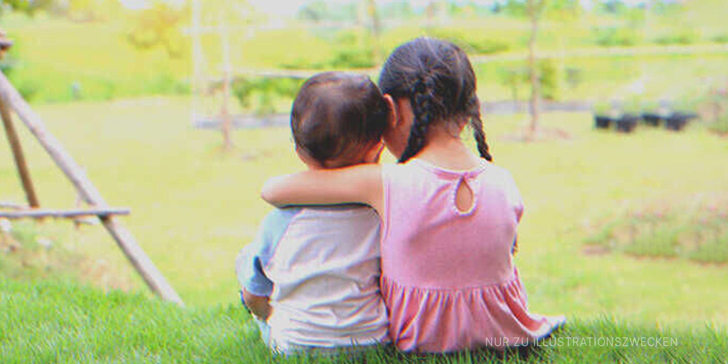 Kleines Mädchen, das ihren Bruder umarmt. | Quelle: Shutterstock