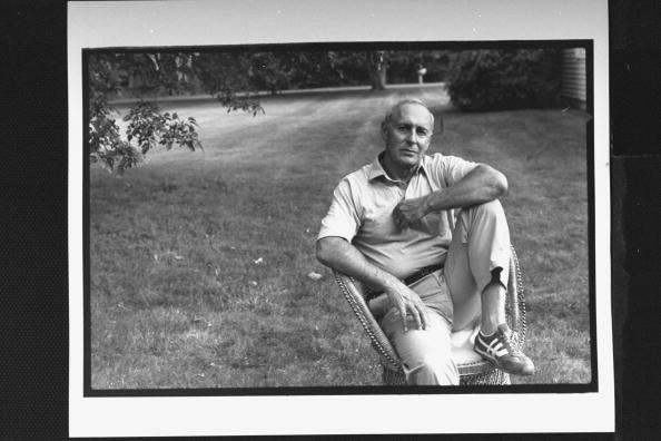 Leo Damore posing in chair on lawn at home, circa 1989. | Photo: Getty Images