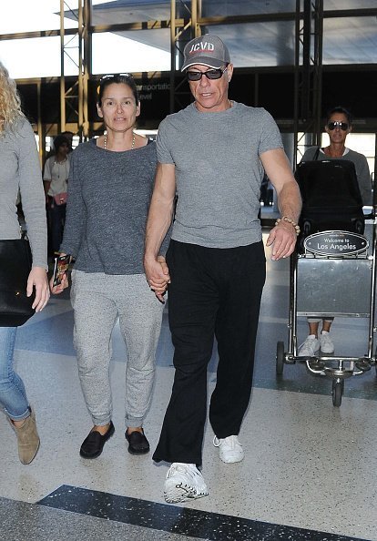 Jean-Claude Van Damme et Gladys Portugues sont vus à LAX le 31 janvier 2015 | Photo : Getty Images