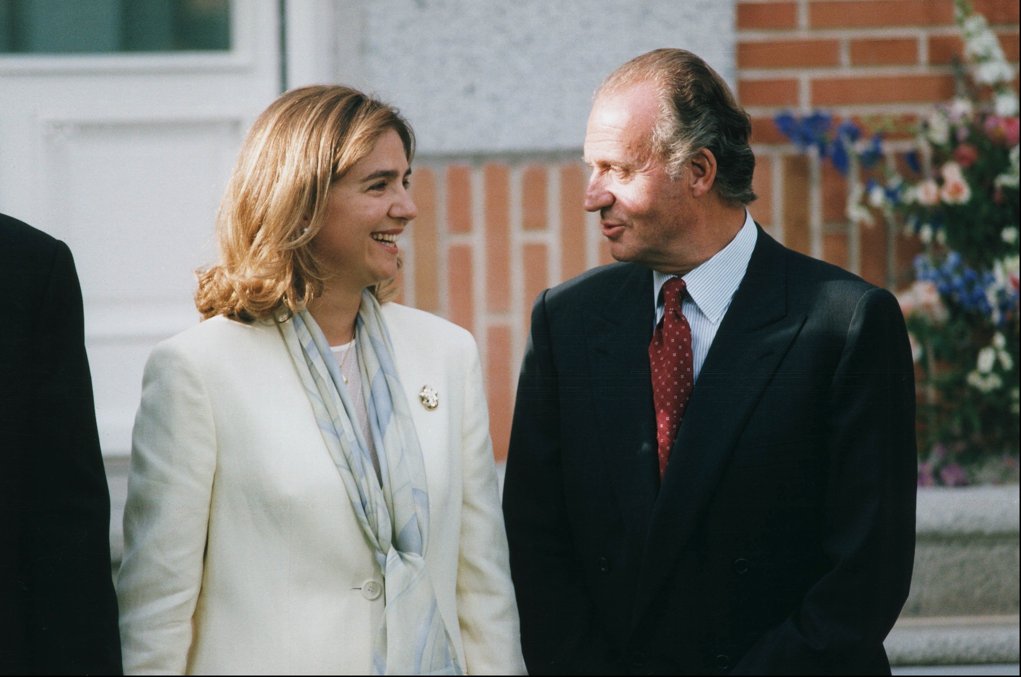 La infanta Cristina y el rey Juan Carlos el día del compromiso de ella con Iñaki Urdangarin en Madrid, el 3 de mayo de 1997. | Foto: Getty Images