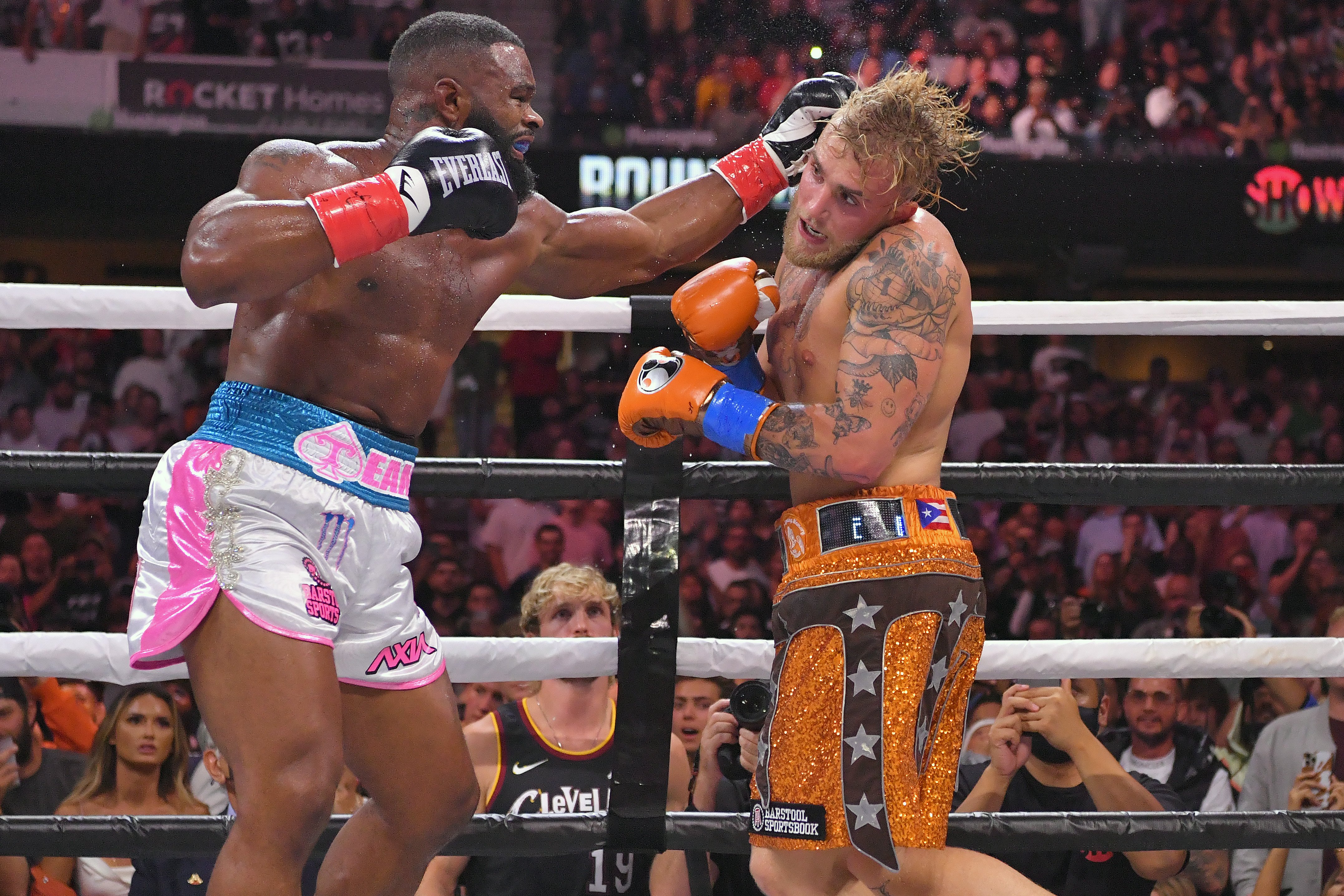 Tyron Woodley and Jake Paul during their cruiserweight bout at Rocket Morgage Fieldhouse in Cleveland, Ohio | Photo: Jason Miller/Getty Images
