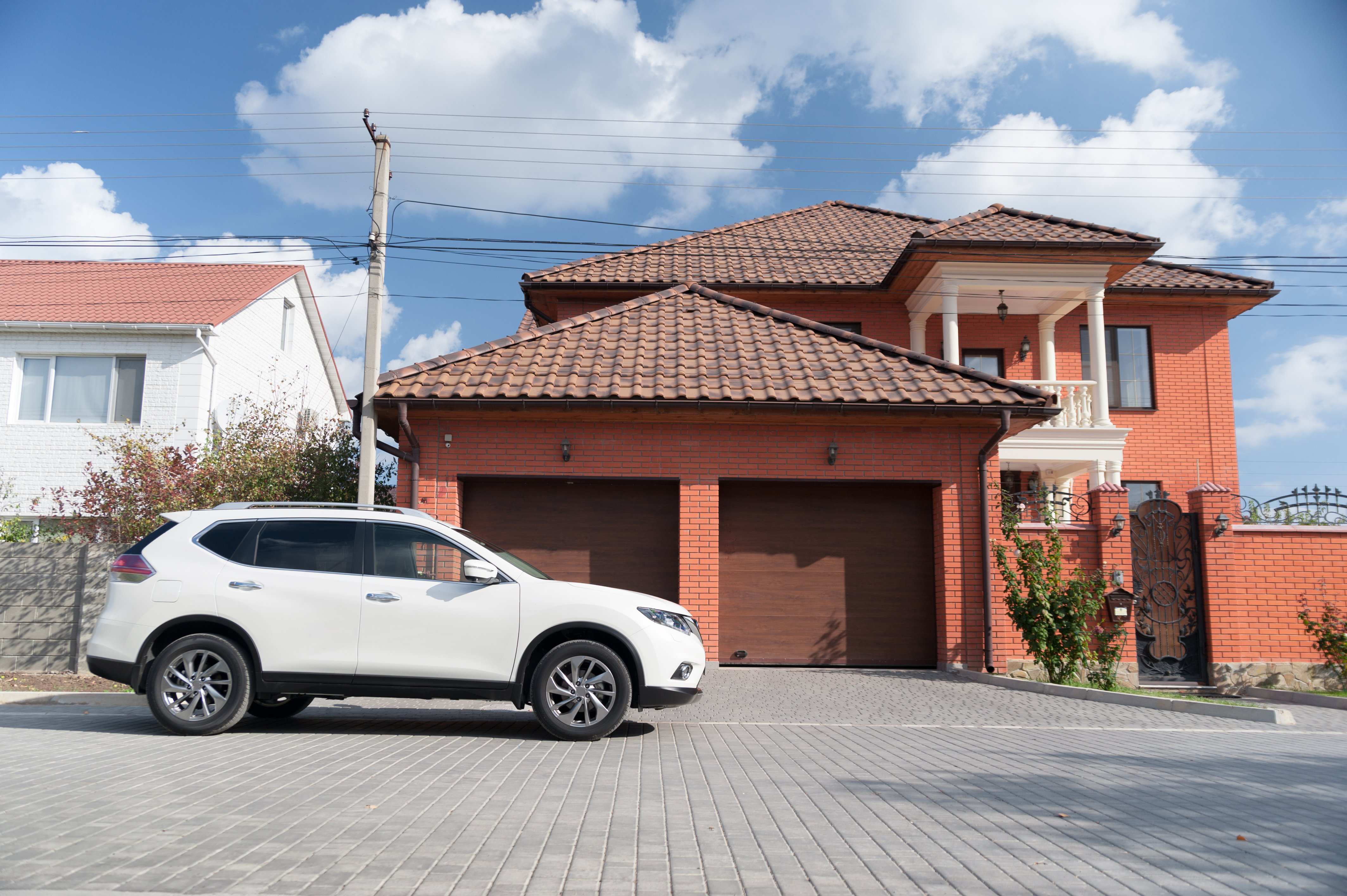 The vehicle is near the house | Source: Shutterstock