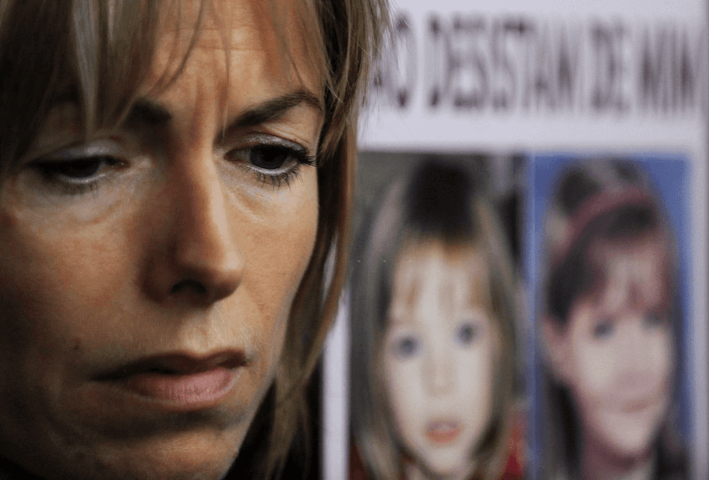 Kate McCann, mère de Maddie, une jeune fille britannique disparue, regarde près d'une pancarte montrant Maddie alors que son mari Gerry McCann et elle s'adressent aux journalistes en sortant du Tribunal Civil de Lisbonne, le 10 février 2010. | Photo : Getty Images